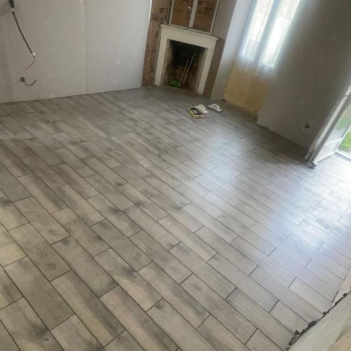 Rénovation de revêtements de sol avec enduit au Gua